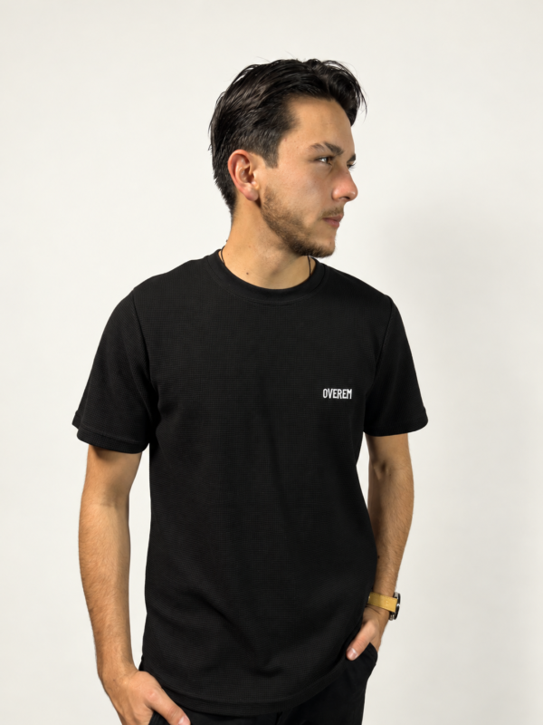 a98239b6-fd39-4a87-b0d2-395f914b01bc Polera clásica de tela galleta negra
