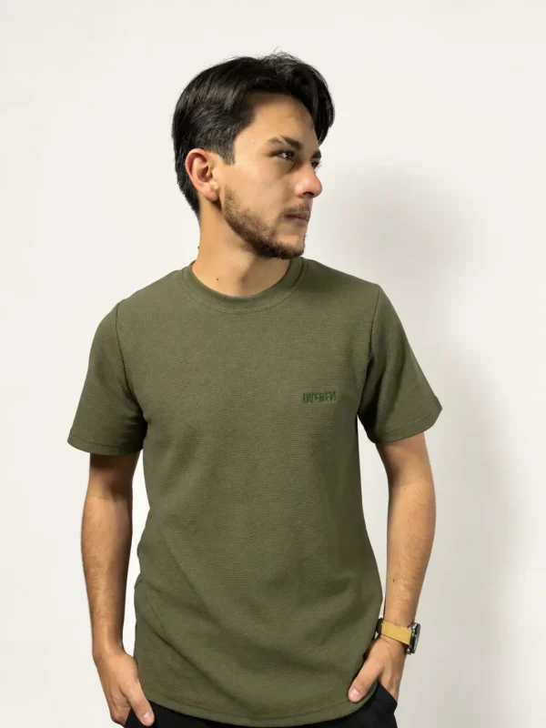 b8709f92-fd26-4805-a48e-739daa73eb38 Polera clásica de tela galleta verde